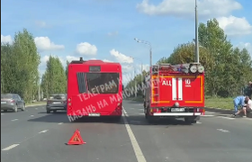 В Казани кран-мапулятор запел окно автобуса, ес...