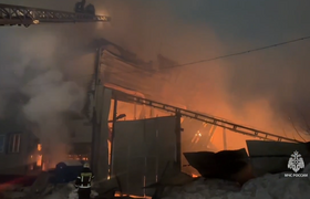 Ночью в Казани потушили мощный пожар на произво...