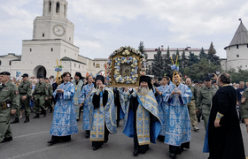 Верующие проходят с молитвой по улицам Казанско...