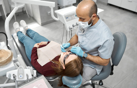 Казанцы отдают стоматологам  на лечение зубов миллионы каждый месяц, но этого можно избежать. Редакция собрала список стоматологий Казани