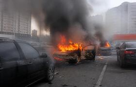 Три автомобиля повреждены огнем на парковке в К...