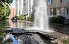 Прорыв трубы на Чистопольской не связан с сетям...