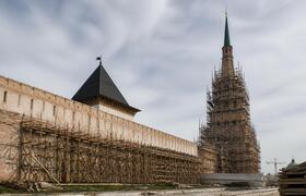 Башню Сююмбике и стены Казанского кремля отрест...