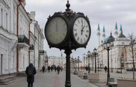 Городские часы Казани отстают, стоят и путают п...