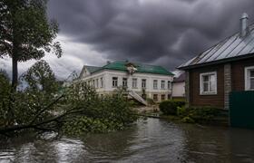Во время потопа в Татарстане сильный ветер пова...