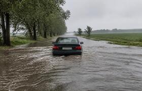 В Татарстане сильный дождь затопил дороги и уча...