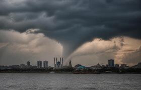 Воронку, похожую на смерч, увидели в небе над К...