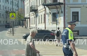 В Казани полицейский помог бабушке на участке с...