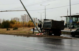 Самосвал остановил движение 2 троллейбусов и 3 ...