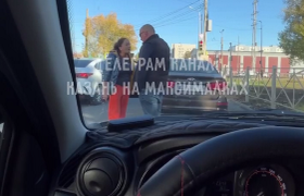 В Казани автоледи напала на учебный автомобиль ...