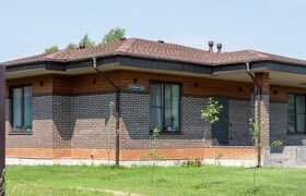 Среди сосен на берегу реки: как живут в новом к...